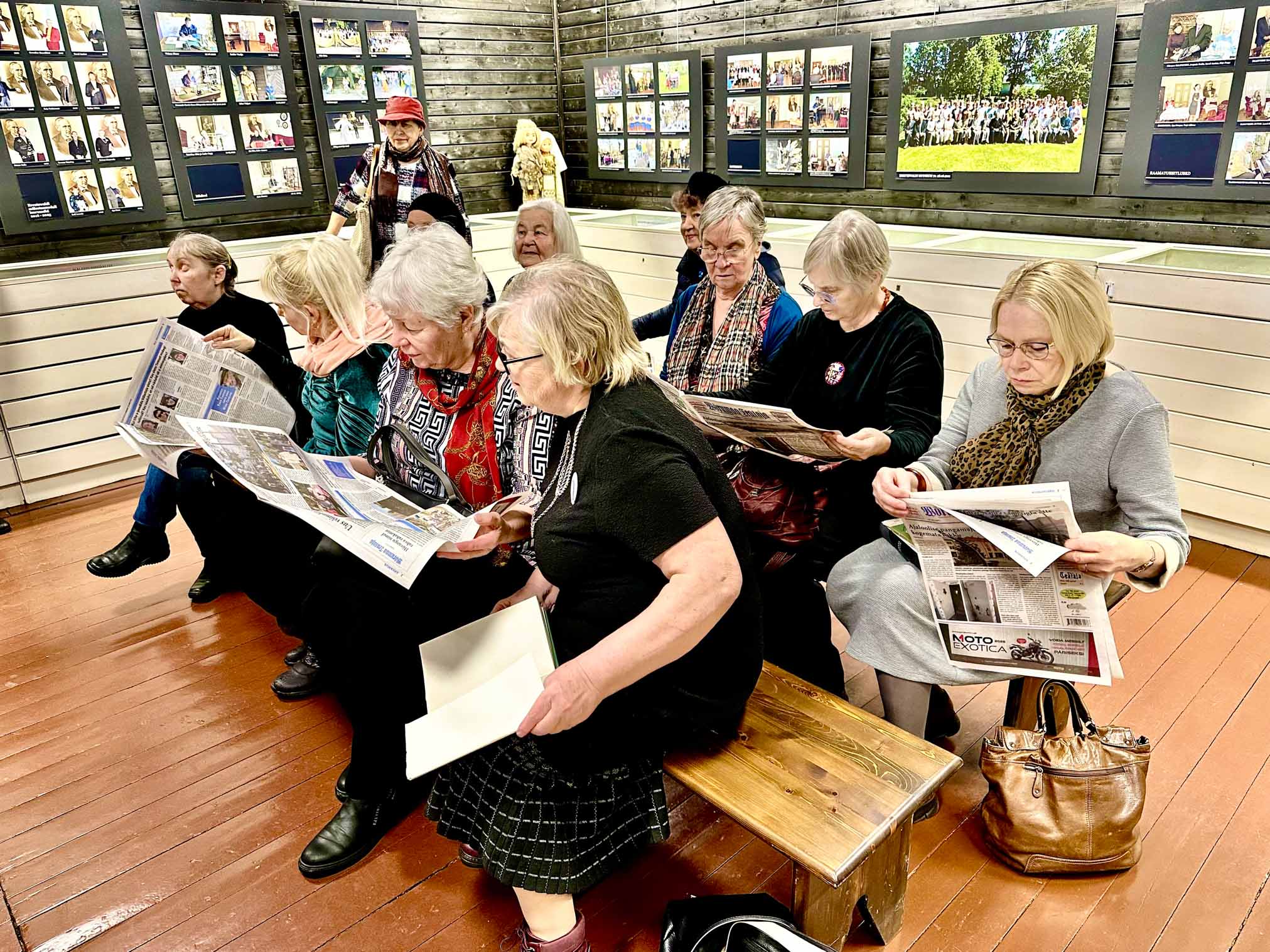 Emakeelepäeva lugemistund algas Võrumaa Teataja lugemisega muuseumi aidas. FOTO: Kalev Annom